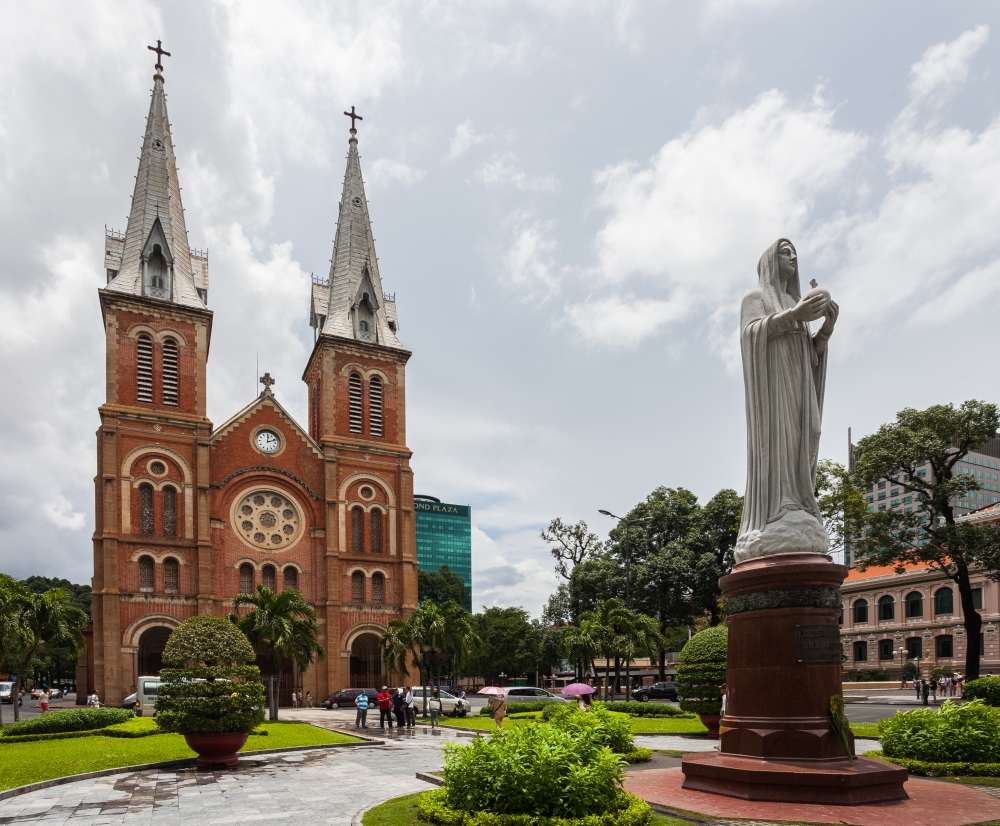Basílica_de_Nuestra_Señora,_Ciudad_Ho_Chi_Minh,_Vietnam
